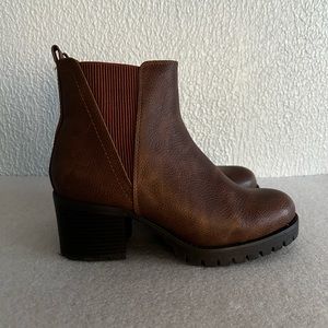 MIA boots size 8
